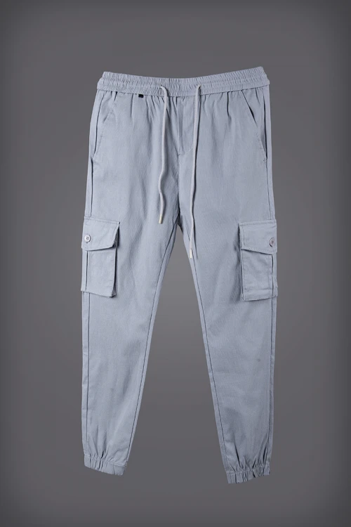 بنطلون رجالي لون رمادي بجيوب جانبية و أمامية بزرار قفل و زم من الأسفل والخصر برباط