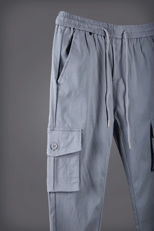 بنطلون رجالي لون رمادي بجيوب جانبية و أمامية بزرار قفل و زم من الأسفل والخصر برباط    