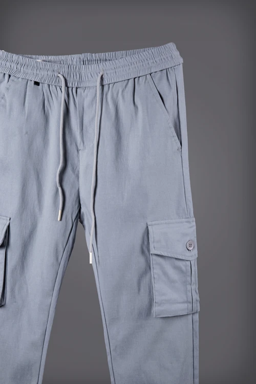 بنطلون رجالي لون رمادي بجيوب جانبية و أمامية بزرار قفل و زم من الأسفل والخصر برباط