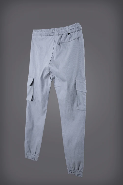 بنطلون رجالي لون رمادي بجيوب جانبية و أمامية بزرار قفل و زم من الأسفل والخصر برباط