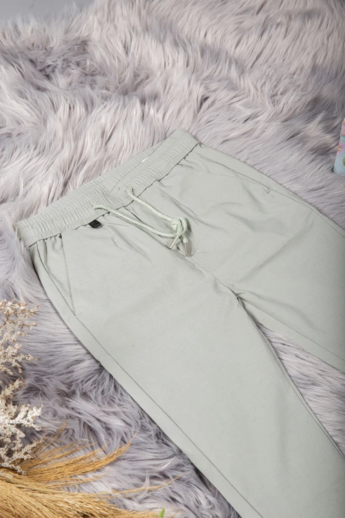 بنطلون ولادي لون رمادي بجيوب جانبية و خلفية مثني من الأسفل ومزموم من الخصر برباط