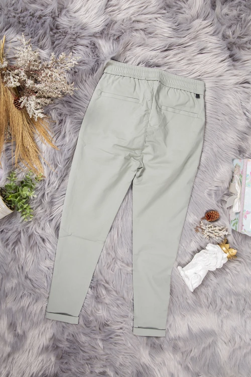 بنطلون ولادي لون رمادي بجيوب جانبية و خلفية مثني من الأسفل ومزموم من الخصر برباط