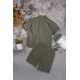 طقم ولادي قطعتين لون زيتي أكمام قصيرة بياقة عالية بأزرار قفل وجيب بطبعات من الامام وشورت بجيوب و رباط من الخصر