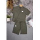 طقم ولادي قطعتين لون زيتي أكمام قصيرة بياقة عالية بأزرار قفل وجيب بطبعات من الامام وشورت بجيوب و رباط من الخصر
