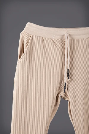 بنطلون رجالي تركي قماش مخطط لون بيج بجيوب ورباط على الخصر 