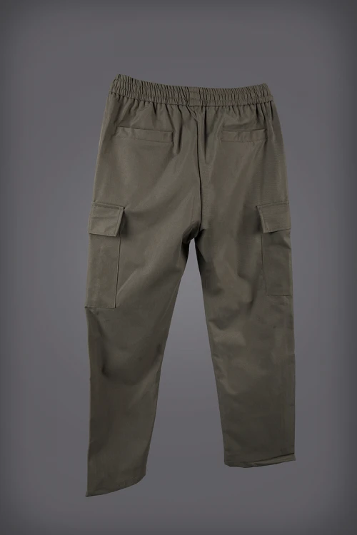 بنطلون رجالي لون زيتي برباط على الخصر و جيوب بالجوانب و الأمام و الخلف