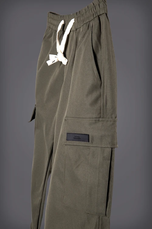 بنطلون رجالي لون زيتي برباط على الخصر و جيوب بالجوانب و الأمام و الخلف