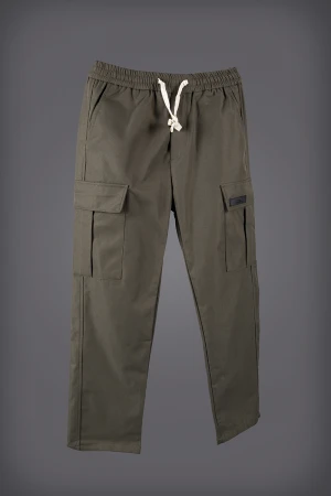 بنطلون رجالي لون زيتي برباط على الخصر و جيوب بالجوانب و الأمام و الخلف 