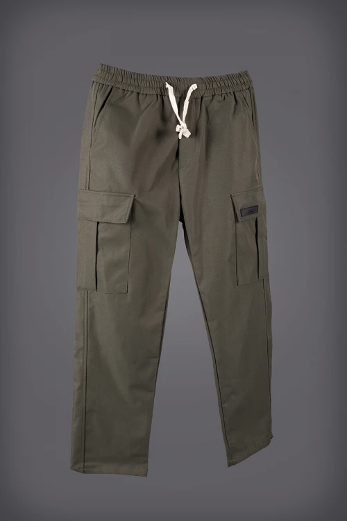 بنطلون رجالي لون زيتي برباط على الخصر و جيوب بالجوانب و الأمام و الخلف