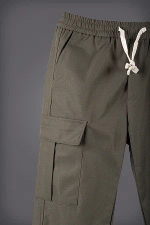 بنطلون رجالي لون زيتي برباط على الخصر و جيوب بالجوانب و الأمام و الخلف 