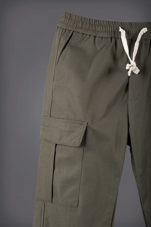 بنطلون رجالي لون زيتي برباط على الخصر و جيوب بالجوانب و الأمام و الخلف