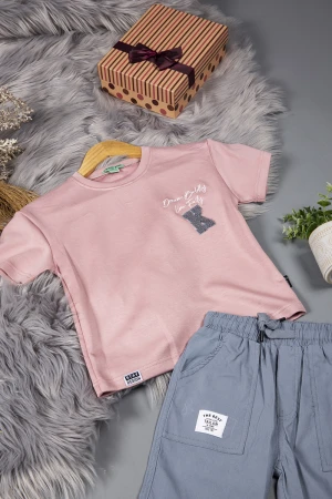 طقم ولادي قطعتين تيشرت لون وردي وكتابات من الامام وشورت لون رمادي بجيوب ورباط على الخصر