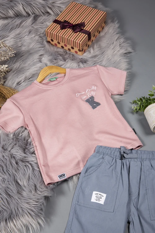 طقم ولادي قطعتين تيشرت لون وردي وكتابات من الامام وشورت لون رمادي بجيوب ورباط على الخصر