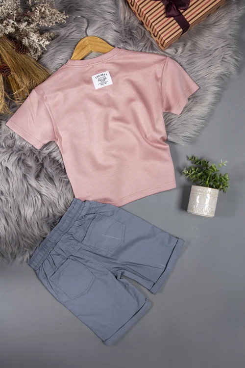 طقم ولادي قطعتين تيشرت لون وردي وكتابات من الامام وشورت لون رمادي بجيوب ورباط على الخصر