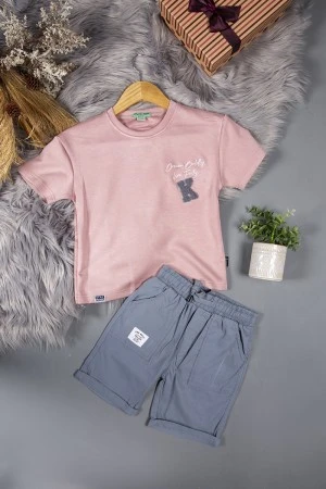 طقم ولادي قطعتين تيشرت لون وردي وكتابات من الامام وشورت لون رمادي بجيوب ورباط على الخصر