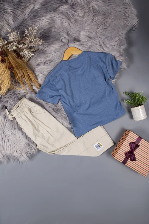 طقم ولادي قطعتين تيشرت لون أزرق بكتابات من الأمام وبنطلون طويل لون بيج برباط على الخصر