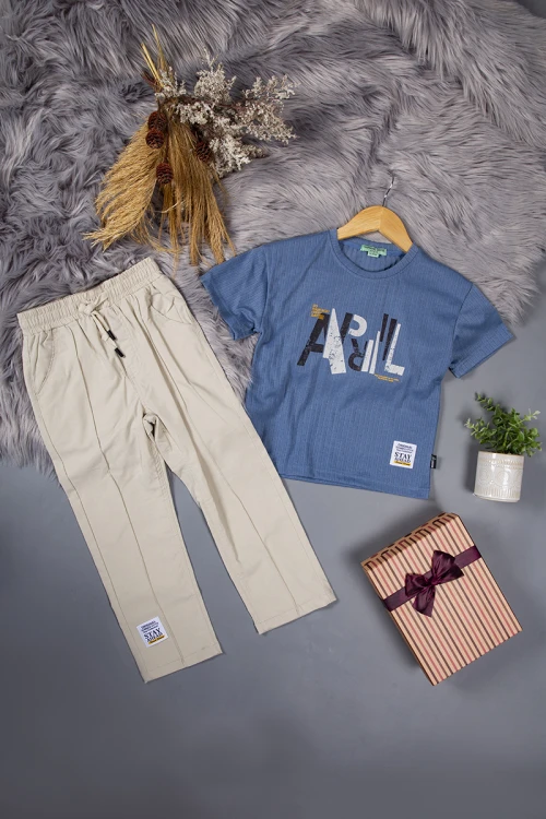 طقم ولادي قطعتين تيشرت لون أزرق بكتابات من الأمام وبنطلون طويل لون بيج برباط على الخصر