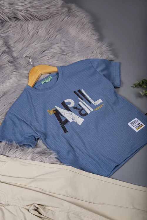 طقم ولادي قطعتين تيشرت لون أزرق بكتابات من الأمام وبنطلون طويل لون بيج برباط على الخصر