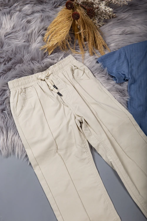 طقم ولادي قطعتين تيشرت لون أزرق بكتابات من الأمام وبنطلون طويل لون بيج برباط على الخصر