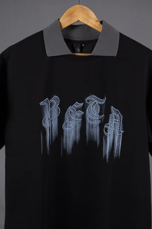 تيشرت رجالي لون أسود بياقة باللون الرمادي و طباعة كتابة أمامية باللون الأزرق 