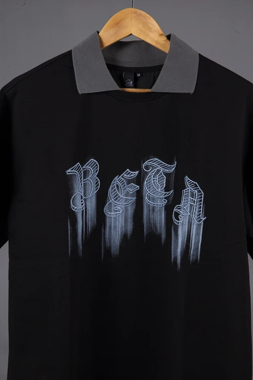 تيشرت رجالي لون أسود بياقة باللون الرمادي و طباعة كتابة أمامية باللون الأزرق