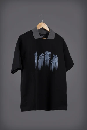 تيشرت رجالي لون أسود بياقة باللون الرمادي و طباعة كتابة أمامية باللون الأزرق 