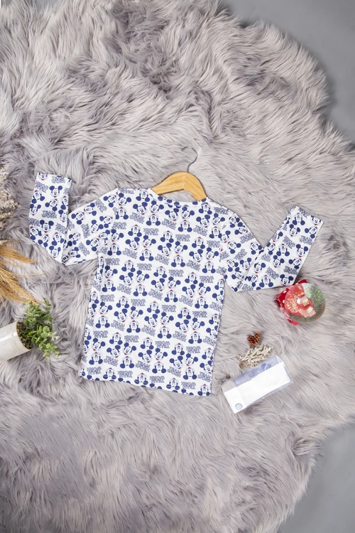 بيجاما ولادي قطعتين لون أبيض بطبعات وكتابات شكل ميكي ماوس أزرق أكمام طويلة و بنطلون مزموم من الخصر