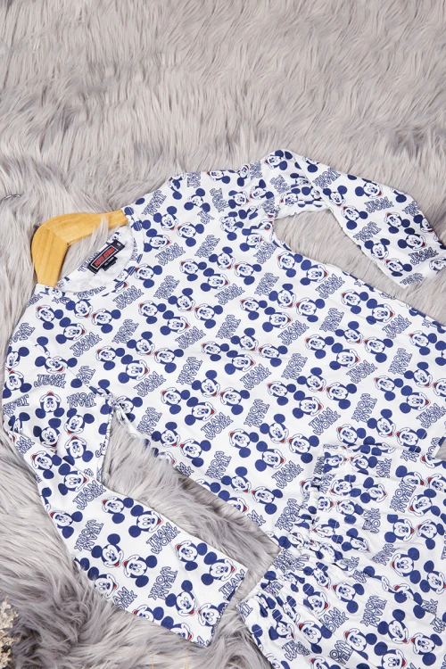 بيجاما ولادي قطعتين لون أبيض بطبعات وكتابات شكل ميكي ماوس أزرق أكمام طويلة و بنطلون مزموم من الخصر