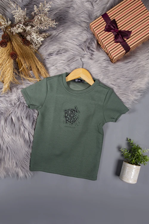 تيشرت ولادي لون زيتي بطباعة كتابات باللون الأسود من الأمام