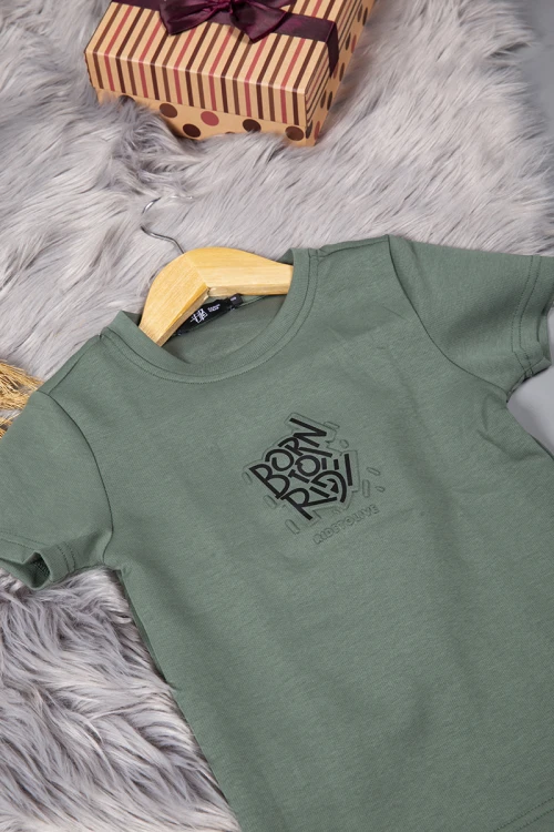 تيشرت ولادي لون زيتي بطباعة كتابات باللون الأسود من الأمام