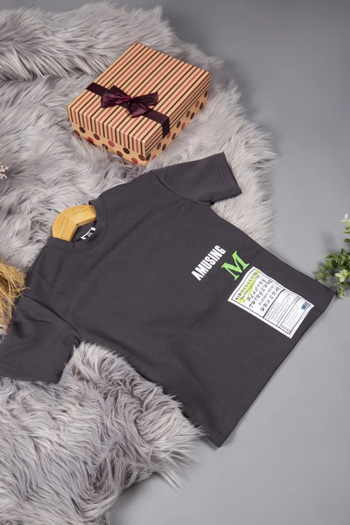 تيشرت ولادي لون أسود بطباعة كتابات و أشكال من الأمام و الخلف