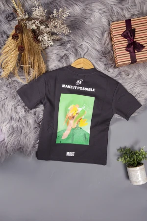 تيشرت ولادي لون أسود بطباعة كتابات و أشكال من الأمام و الخلف 