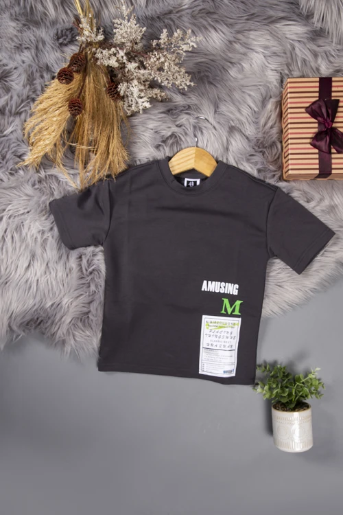 تيشرت ولادي لون أسود بطباعة كتابات و أشكال من الأمام و الخلف