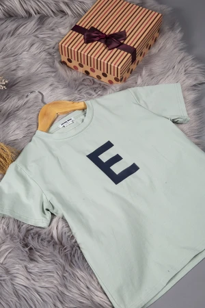 طقم ولادي بطبعه من الأمام مزموم من الأسفل والخصر وجيوب من الأمام والخلف