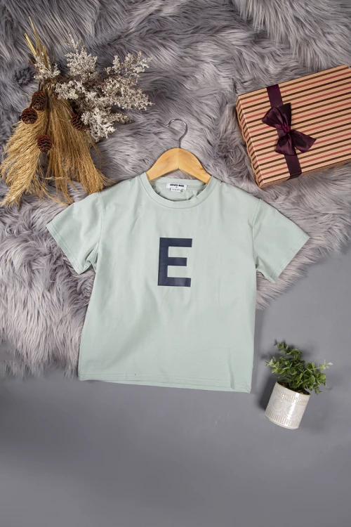 طقم ولادي بطبعه من الأمام مزموم من الأسفل والخصر وجيوب من الأمام والخلف