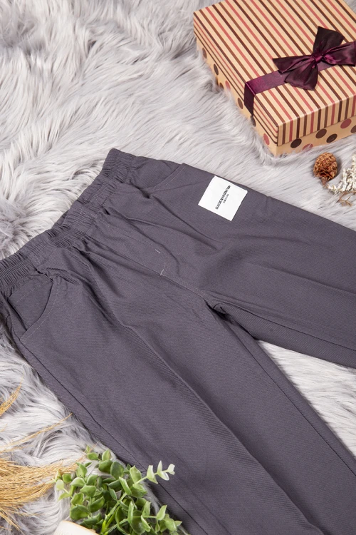 طقم ولادي بطبعه من الأمام مزموم من الأسفل والخصر وجيوب من الأمام والخلف