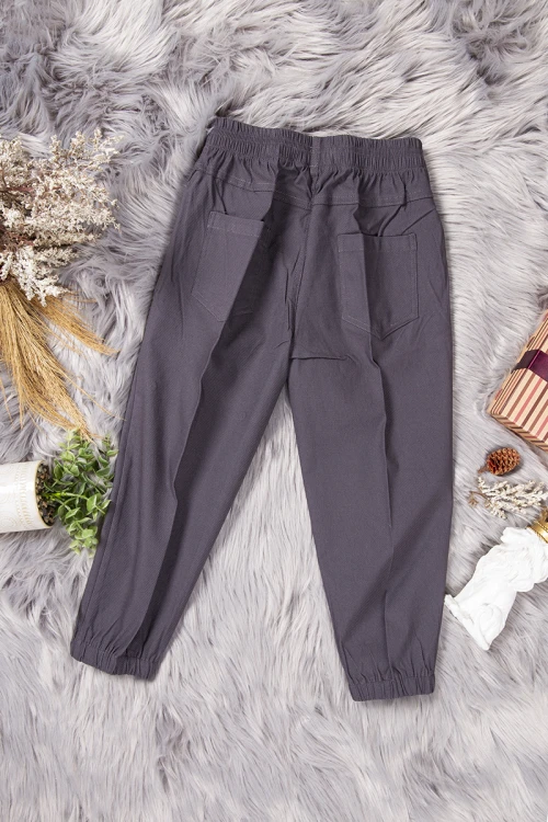 طقم ولادي بطبعه من الأمام مزموم من الأسفل والخصر وجيوب من الأمام والخلف