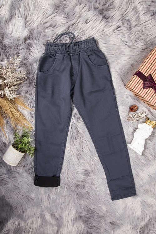 بنطلون ولادي لون رمادي بجيوب جانبية و خلفية مثني من الأسفل ومزموم من الخصر برباط