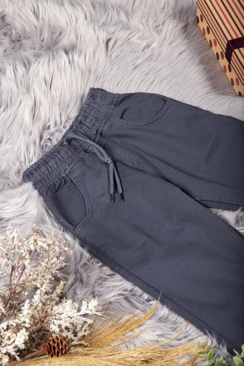 بنطلون ولادي لون رمادي بجيوب جانبية و خلفية مثني من الأسفل ومزموم من الخصر برباط