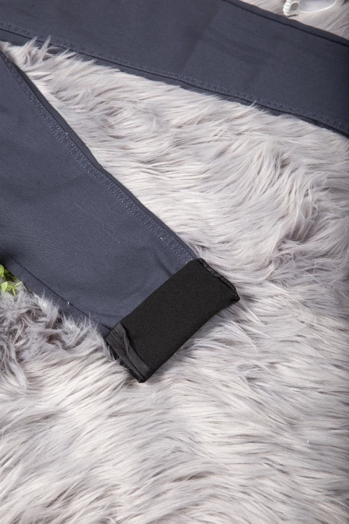 بنطلون ولادي لون رمادي بجيوب جانبية و خلفية مثني من الأسفل ومزموم من الخصر برباط