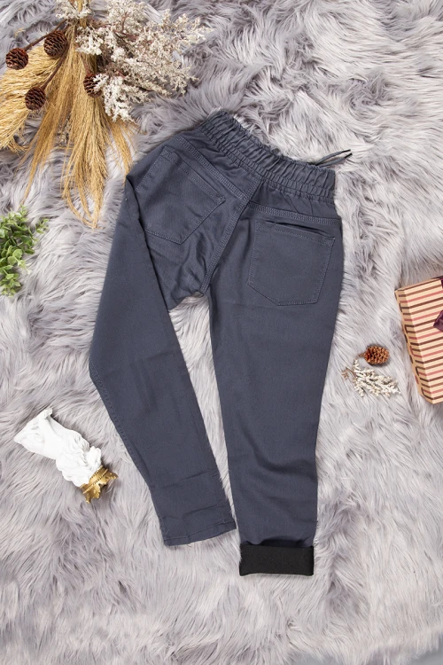 بنطلون ولادي لون رمادي بجيوب جانبية و خلفية مثني من الأسفل ومزموم من الخصر برباط