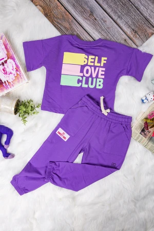 طقم بناتي أنيق قطعتين تي شيرت لون موف أكمام قصيرة بكتابات من الأمام و بنطلون بجيوب و رباط على الخصر 