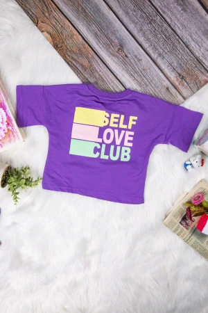 طقم بناتي أنيق قطعتين تي شيرت لون موف أكمام قصيرة بكتابات من الأمام و بنطلون بجيوب و رباط على الخصر 