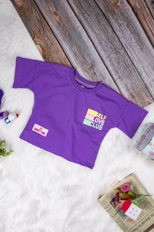 طقم بناتي أنيق قطعتين تي شيرت لون موف أكمام قصيرة بكتابات من الأمام و بنطلون بجيوب و رباط على الخصر