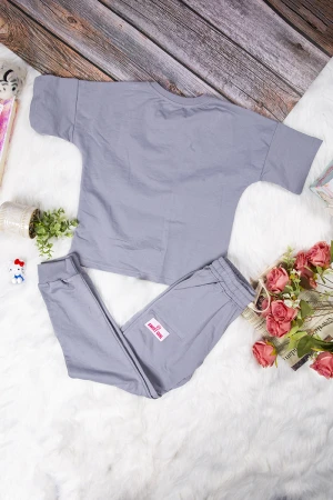 طقم بناتي أنيق قطعتين تي شيرت أكمام قصيرة بكتابات ورسمة من الأمام و بنطلون برباط على الخصر  