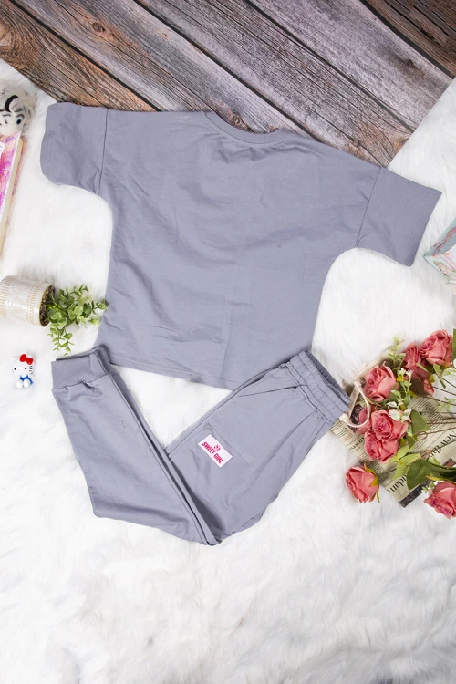 طقم بناتي أنيق قطعتين تي شيرت أكمام قصيرة بكتابات ورسمة من الأمام و بنطلون برباط على الخصر