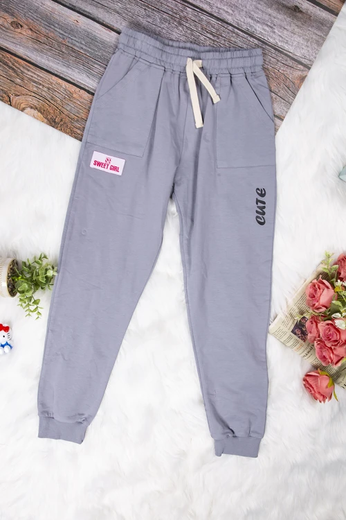 طقم بناتي أنيق قطعتين تي شيرت أكمام قصيرة بكتابات ورسمة من الأمام و بنطلون برباط على الخصر