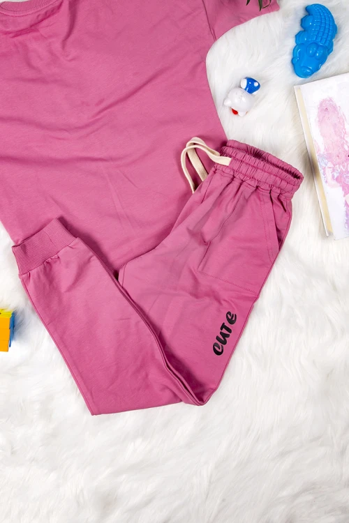 طقم بناتي أنيق قطعتين تي شيرت أكمام قصيرة بكتابات ورسمة من الأمام و بنطلون برباط على الخصر