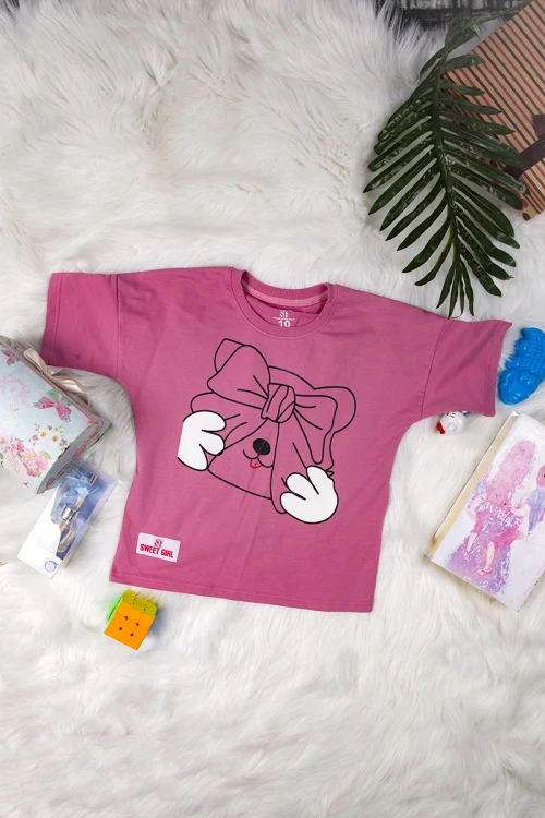 طقم بناتي أنيق قطعتين تي شيرت أكمام قصيرة بكتابات ورسمة من الأمام و بنطلون برباط على الخصر