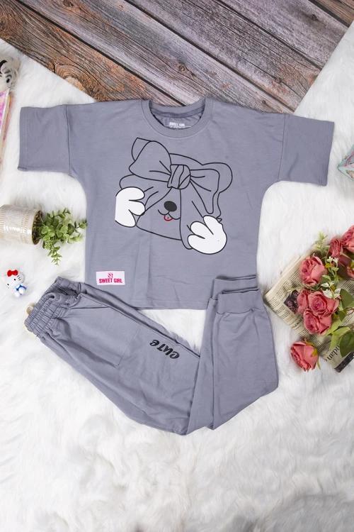 طقم بناتي أنيق قطعتين تي شيرت أكمام قصيرة بكتابات ورسمة من الأمام و بنطلون برباط على الخصر